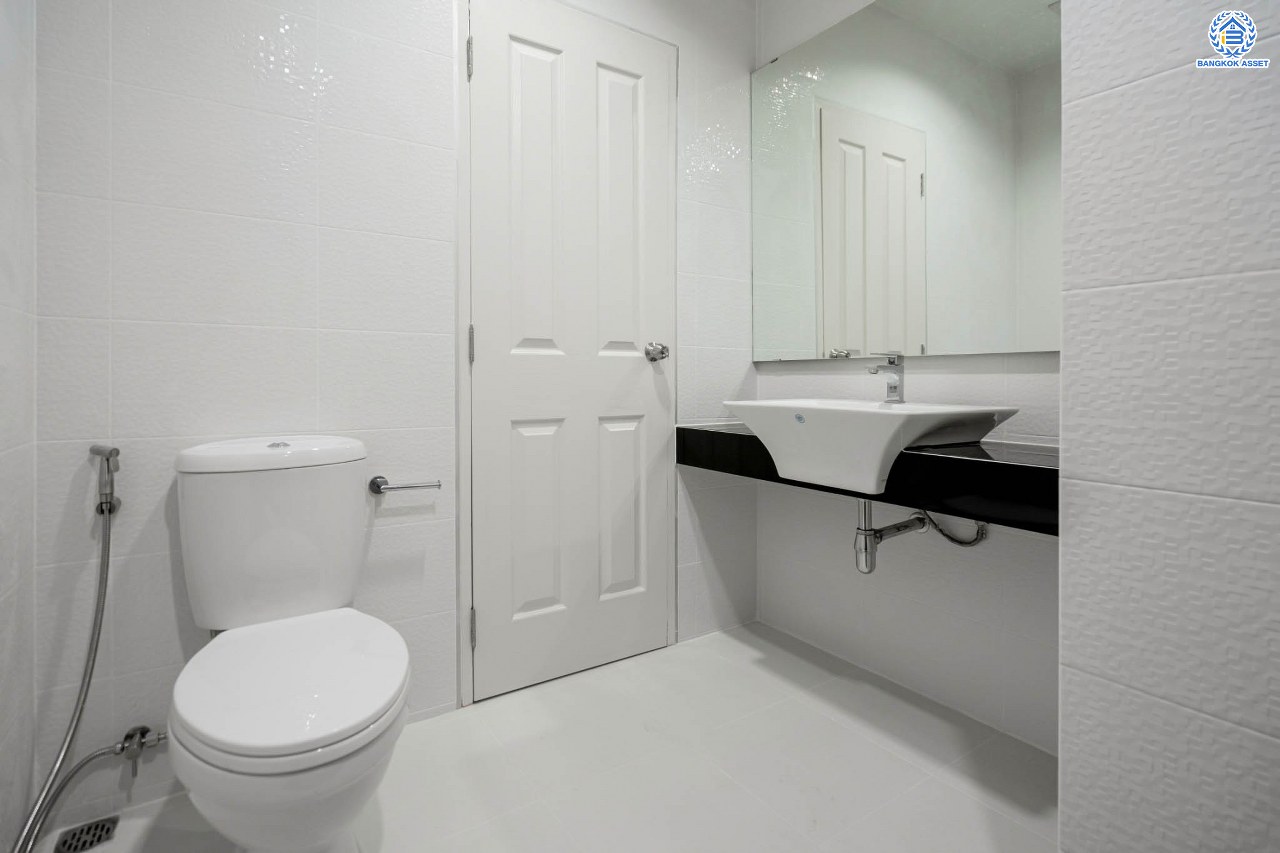 บ้านมือสองตกแต่งใหม่ ดีไซน์สวย ม.วิสต้าปาร์ค รัชดา-รามอินทรา เนื้อที่ 22.3 ตร.ว. ฟังก์ชัน 4 ห้องนอน 4 ห้องน้ำ จอดรถได้ 2 คัน รองรับทุกกิจกรรม บนทำเลเชื่อมต่อหลายเส้นทาง อาทิ ถนนประเสริฐมนูกิจ และถนนนวมินทร์ ใกล้รถไฟฟ้าสายสีชมพู "สถานีนพรัตน์" และจุดขึ้นทางด่วน "รามอินทรา"